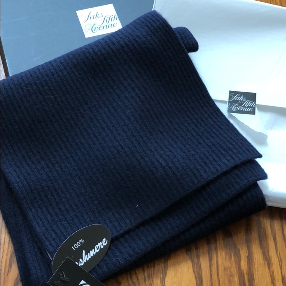 NWT Sak’s Fifth Ave cashmere scarf